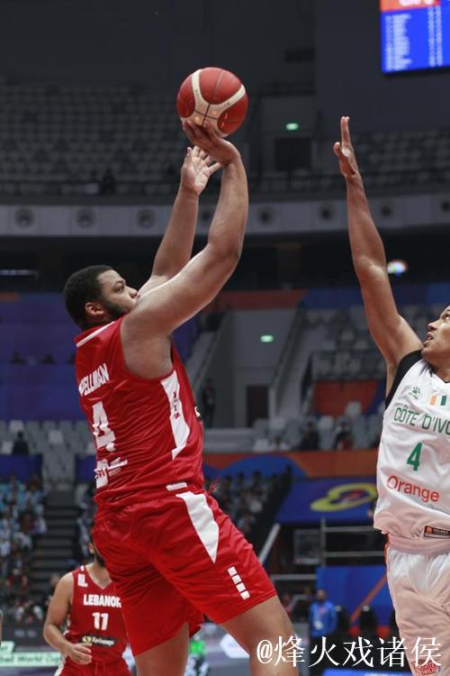 斯佩尔曼半场出战12分钟,投篮5中1得到5分1篮板2抢断 斯佩尔曼半场出战12分钟,投篮5中1得到5分1篮板2抢断