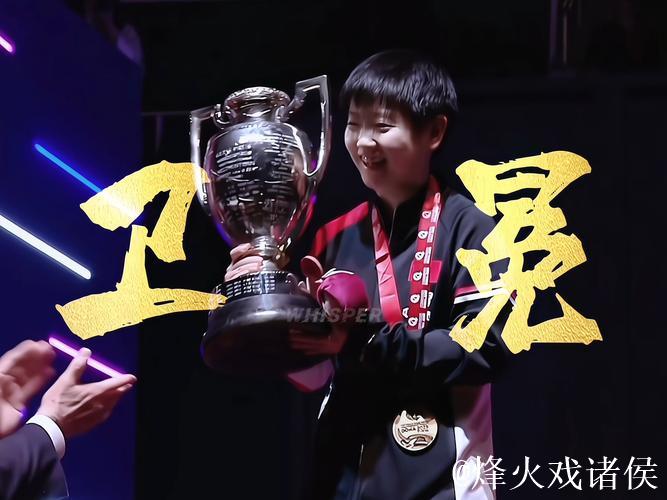 开开心心捧杯,可能是奖杯太重了,下巴还被磕了一下,赶紧揉揉,好可爱 开开心心捧杯,可能是奖杯太重了,下巴还被磕了一下,赶紧揉揉,好可爱