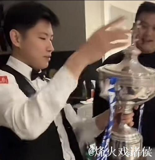 开开心心捧杯,可能是奖杯太重了,下巴还被磕了一下,赶紧揉揉,好可爱 开开心心捧杯,可能是奖杯太重了,下巴还被磕了一下,赶紧揉揉,好可爱